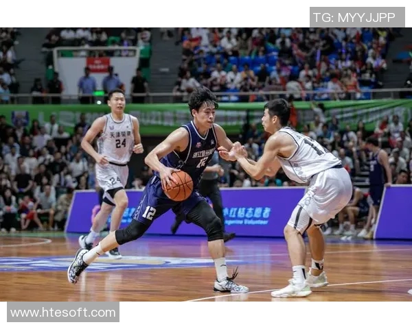 辽宁宏远捧起CBA总决赛冠军奖杯，取得2024年荣耀