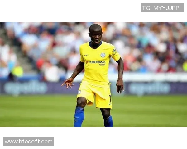 裸男球迷闯入,足球场乱成一团——那一夜的足球风暴 裸男球迷闯入,足球场乱成一团——那一夜的足球风暴